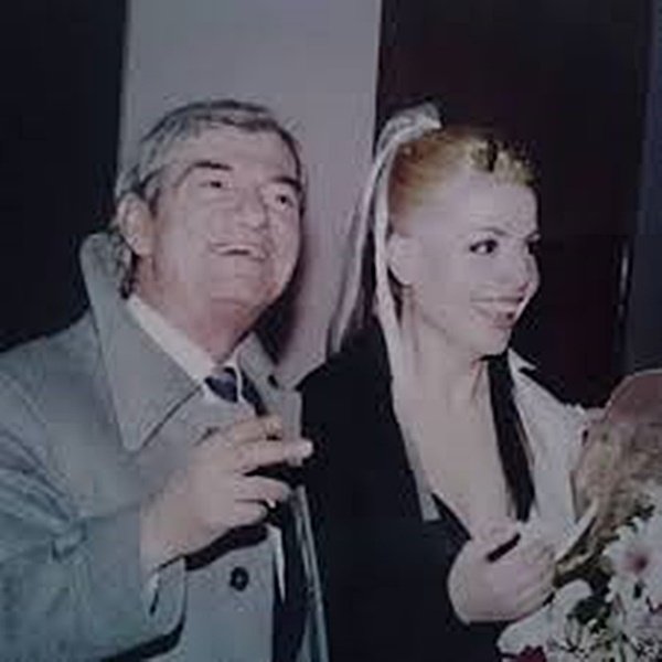 Ferdinand Deda me kengetaren Aurela Gaqe