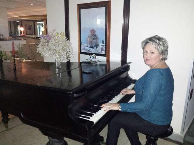 Luiza Mara duke luajtur ne piano (Facebook)