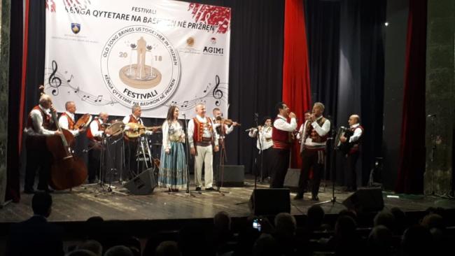 Ansambli Isuf Myzyri ne nje shfaqje ne Prizren - (foto Facebook Teatri Skampa) 