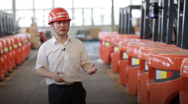 Qiu Rong, përgjegjës i transportit i ndërmarrjes kineze të makinerive “LonKing”
