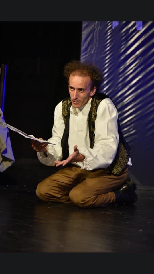 Denardo Neziri gjate interpretimit ne teater (Foto personale)