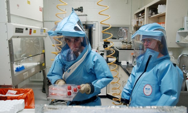 Sfati po punon në një biolaborator në Institutin e Kërkimit Mjekësor mbi Sëmundjet Ngjitëse në Fort Detrick, më 26 shtator 2002/ AFP