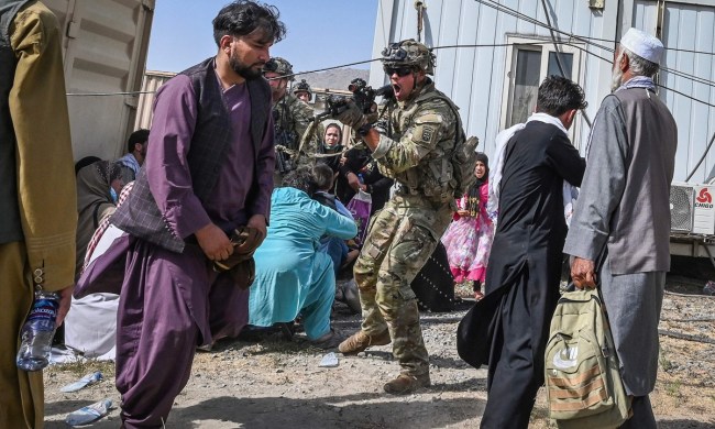 Një ushtar amerikan shënjestroi me pushkë afganë në Kabul më 16 gusht, 2021/ VCG
