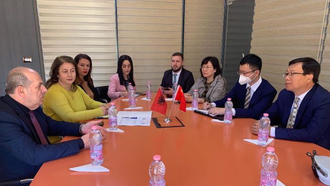 Takim i ambasadorit kinez me stafin e universitetit vlore( Foto: fb ambasadori kinez ne shqiperi)