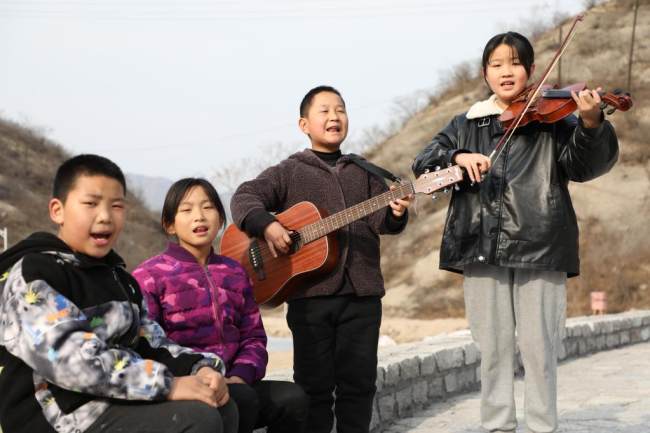 Fëmijët e fshatit Malan përgatisën për programin muzikor/ Xinhua