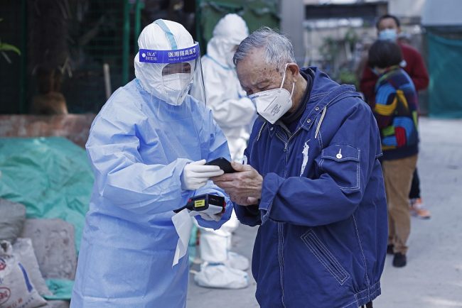 Mjekët ndihmojnë banorë në marrjen e rezultatit të testimit,Shangai(Foto:VCG)