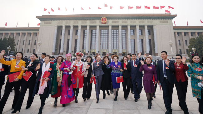 Përfaqësuesit e Kongresit të 13-të Kombëtar Popullor largohen nga Pallati i Madh Popullor pas mbledhjes përmbylljes së sesionit të katërt të 13-të të KKP-së në Pekin, Kinë.11 mars 2021./Xinhua