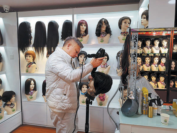 Wang rregullon një copë flokësh.Foto nga Xinhua