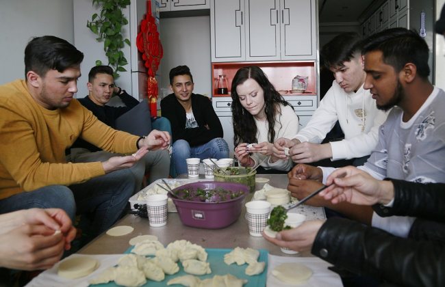 Studentët e huaj në Universitetin e Kombësive të Qinghait provuan gatimin e "Jiaozi"-t në kuadrin e Vitit të Ri Kinez, 31 janar 2022/ VCG