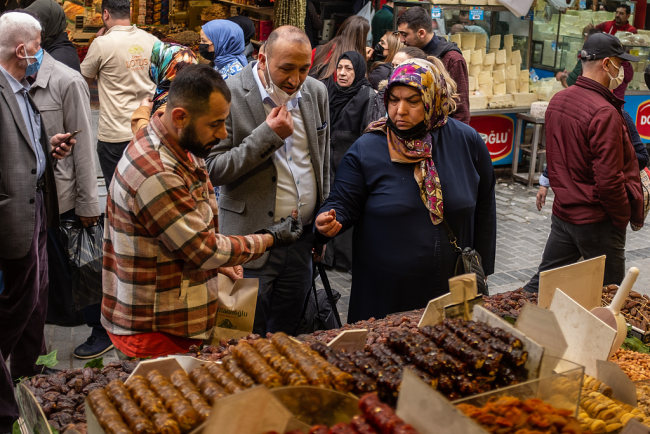 Më 1 prill, në prag të ramazanit, banorët e Stambollit blenë ushqime, çmimi i të cilëve u ngrit shumë, sepse Ukraina është një nga furnizuesit kryesorë të drithërave të Turqisë/ VCG