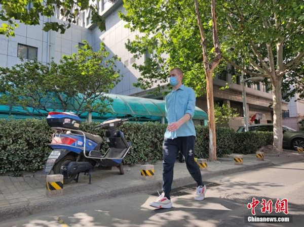 Wu Ming bën një shëtitje në komunitetin e tij më 20 Prill