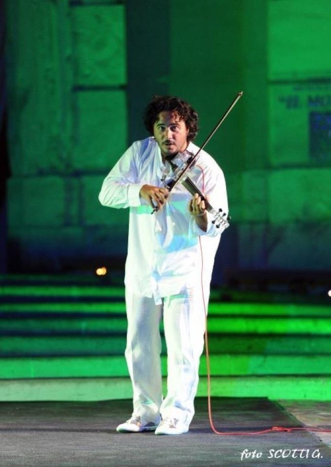 Olen Cezari duke performuar ne violine (facebook)