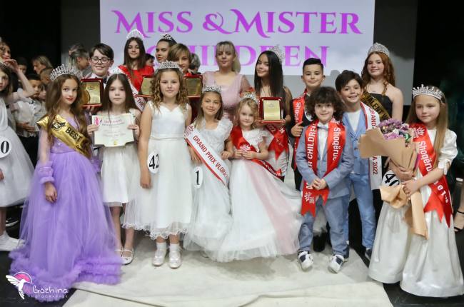 Albana Cakshiri me femijet gjate eventit Miss dhe Mr Children (Foto personale)