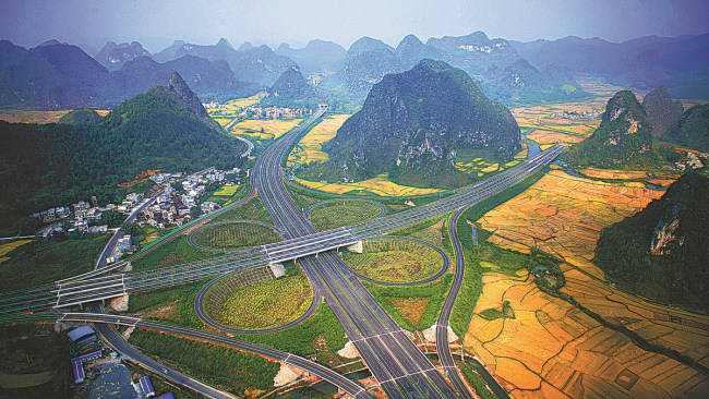 Një rrjet rrugësh ka ndihmuar në lidhjen e Baise dhe rajonit autonom Guangxi Zhuang me vendet e ASEAN dhe pjesë të tjera të vendit.Photo/China Daily]