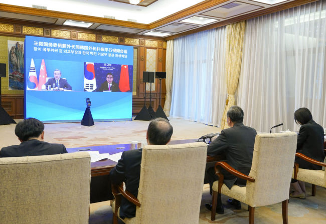 Këshilltari i Shtetit dhe Ministri i Jashtëm Wang Yi takohet me Park Jin, ministër të ri të Jashtëm të Republikës së Koresë, nëpër lidhjes së videos në Pekin,