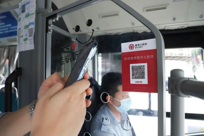  <br><br>Foto: Një pasagjer duke përdorur monedhën digjitale për të blerë një biletë autobusi në qytetin Chongqing të Kinës Jugperëndimore, 29 prill, 2022 (Foto: Xinhua) 