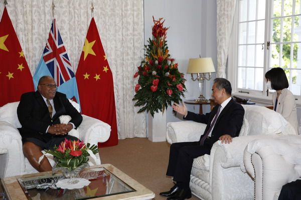 ëshilltari i Shtetit dhe ministri i Jashtëm kinez Wang Yi gjatë një takimi me presidentin e Fixhit Ratu Wiliame Katonivere në Suva/ foto nga MPJ i Kinës