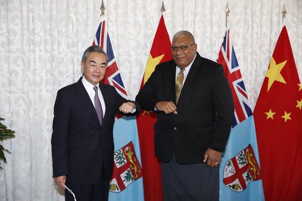 Këshilltari i Shtetit dhe ministri i Jashtëm kinez Wang Yi gjatë një takimi më 30 maj me presidentin e Fixhit Ratu Wiliame Katonivere në Suva/ foto nga MPJ e Kinës