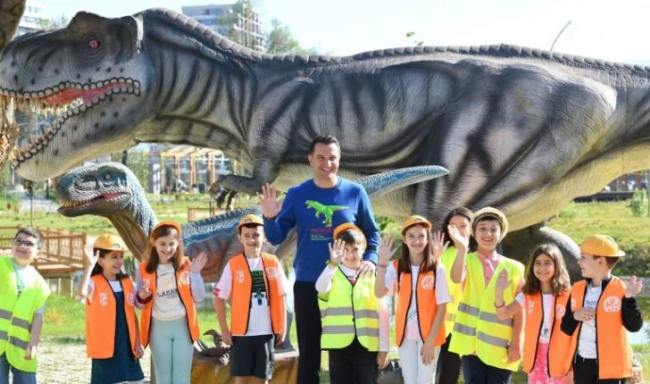 Kryetari i Bashkisë së Tiranës Erion Veliaj me fëmijët në kopshtin zoologjik (Foto nga google)