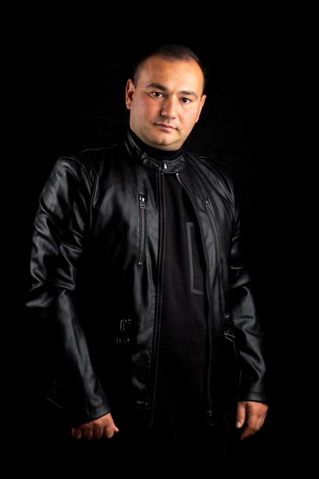 Denis Taraj -Këngëtar- vocal coach (Foto personale)