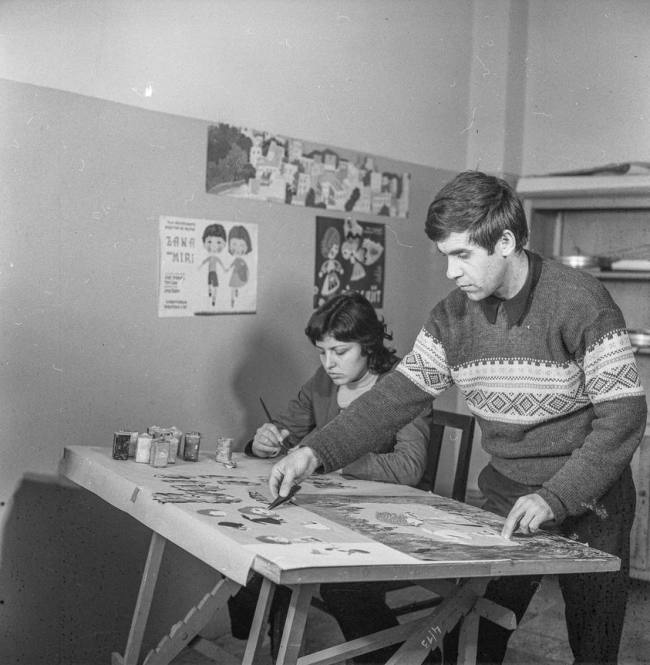 Natasha Vodica dhe Vlash Droboniku, në momente pune në Kinostudion Shqipëria e Re - fundviteve 70. Në mur dallohet pllakati i filmit vizatimor Z
