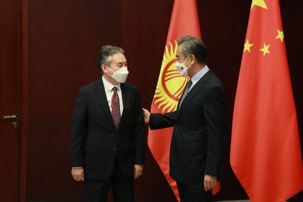 Këshilltari i Shtetit dhe ministri i Jashtëm kinez Wang Yi (djathtas) u takua me ministrin e Jashtëm të Kirgizistanit Jeenbek Kulubaev në Nur-Sultan të Kazakistanit, 7 qershor 2022. /Ministria e Jashtme kineze