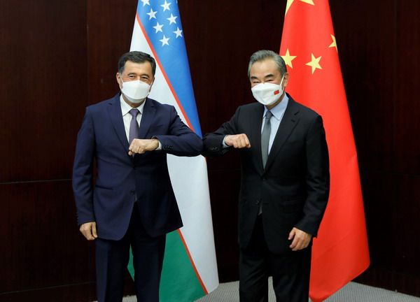 Këshilltari i Shtetit dhe ministri i Jashtëm kinez Wang Yi (djathtas) u takua me ministrin e Jashtëm në detyrë të Uzbekistanit Vladimir Norov në Nur-Sultan të Kazakistanit, 7 qershor 2022. /Ministria e Jashtme kineze