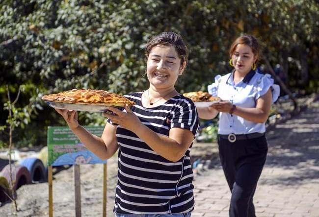 Gratë që punojnë në një restorant në Aksu të pjesës jugore të Xinjiang-ut/ VCG