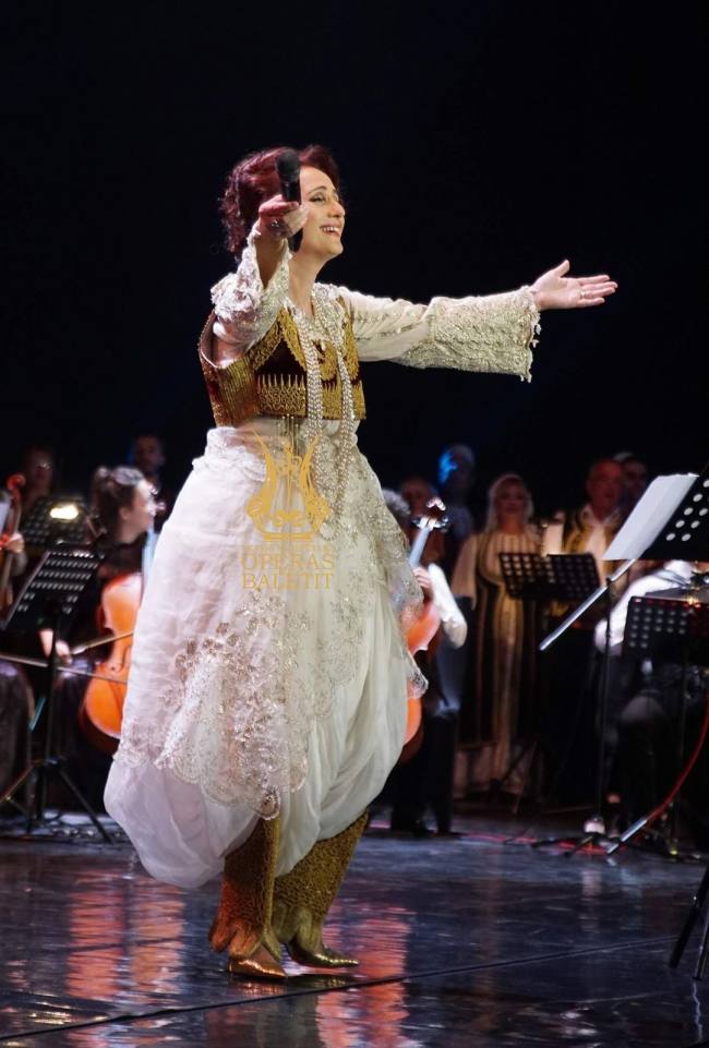 Merita Halili duke performuar ne skene (Foto personale)