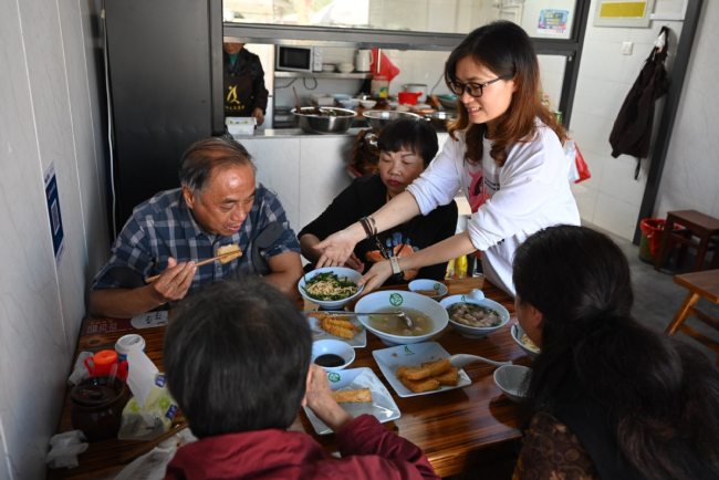 Një pronare restoranti u shërben konsumatorëve gatime “Shaxian” në qytetin Sanming të provincës Fujian, 18 nëntor 2020./ Xinhua