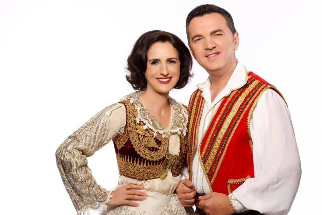 Merita Halili dhe Raif Hyseni me kostum popullor tradicional (Foto personale)