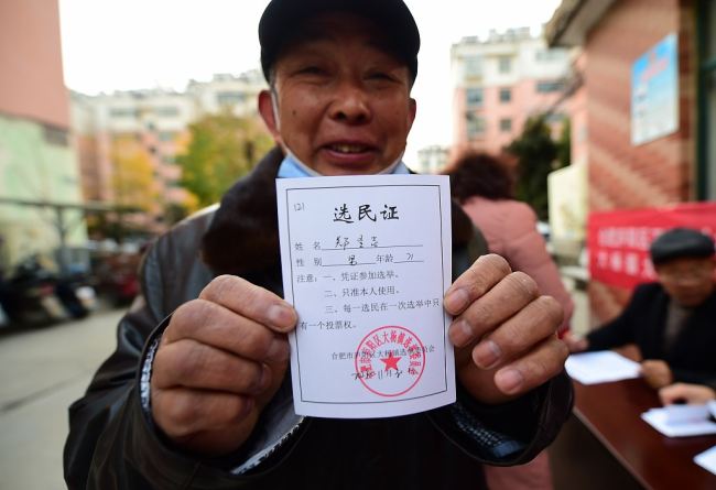 Një banor i fshatit Dayang të provincës Anhui tregoi kartën e votuesit,30 nëntor 2021(Foto:VCG)