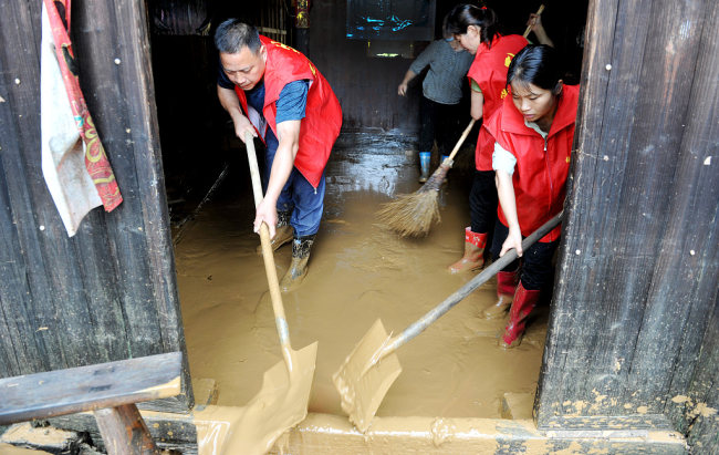 Anëtarët partiakë ndihmojnë banorët e fshatit Zhangjiafan të provincës Jiangxi të goditur nga përmbytjet, 21 qershor 2022(Foto:VCG)