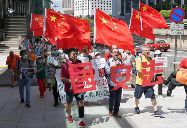 Qytetarë hongkongas në marshim pro zbatimit të Ligjit të Sigurisë Kombëtare(Foto:VCG)