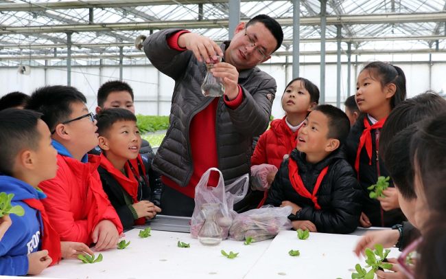 Nxënësit në park teknologjik për rritjen e luleve, qytet Suzhou, provincë Jiangsu(Foto:VCG)