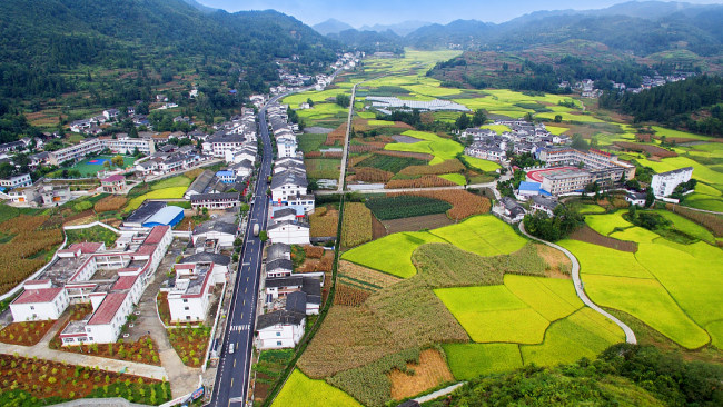 Rrjeti i autostratave në provicnën Guizhou ka nxitur zhvillimin ekonomik të zonave malore./ VCG