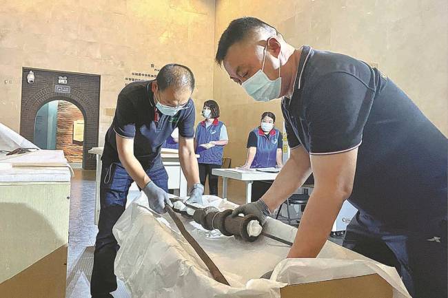 Punonjësit e Muzeut të Murit të Madh zhvendosën reliktet në ekspozitë para përmirësimit të muzeut/ Han Jie "China Daily"