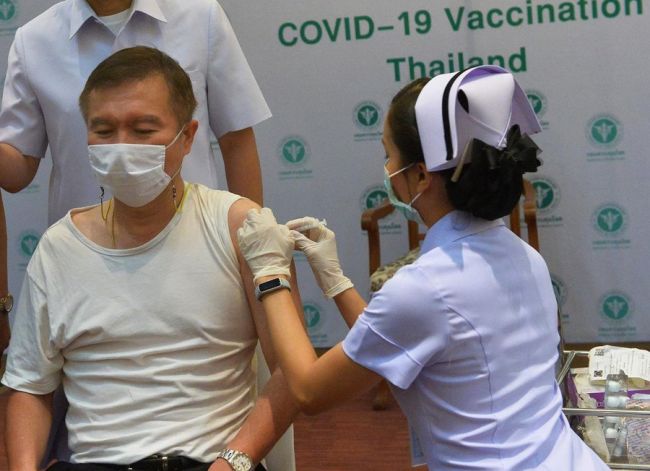 Një burrë merr një vaksinë COVID-19 nga Sinovac i Kinës në Bangkok, Tajlandë, 28 shkurt 2021.