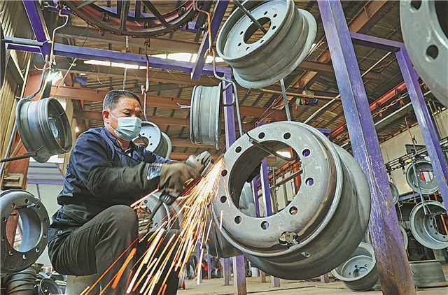 Një punëtor përpunon buzë në Lianyungang Allen Iron Steel Co në Lianyungang, provincën Jiangsu, të premten./China Daily