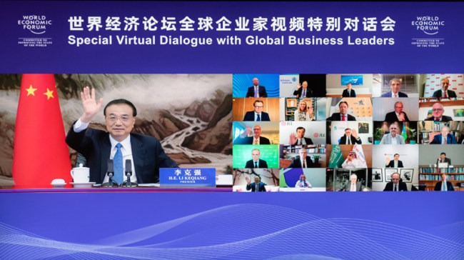Kryeministri kinez Li Keqiang mori pjesë të marten në një dialog virtual me liderët globalë të biznesit të organizuar nga Forumi Ekonomik Botëror (WEF)./Xinhua