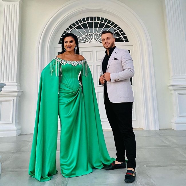 Jurgen Kacani me motren e tij kengetaren Mariola Kacani (Facebook)