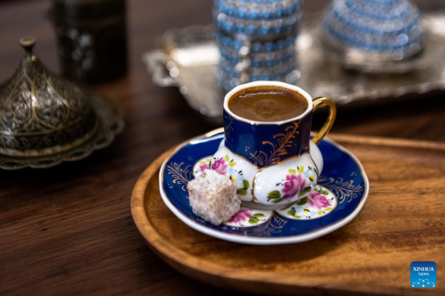 Një kafe tradicionale turke në kafenenë turke "Tulipan" në Kunming, të provincës Yunnan të Kinës Jugperëndimore, më 11 korrik 2022/ Xinhua/Cao Mengyao