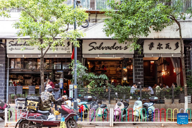 Kafeneja "Salvador" në Kunming, në provincën Yunnan të Kinës Jugperëndimore, më 11 korrik 2022/ Xinhua/Cao Mengyao