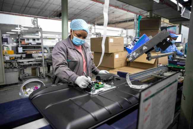 Një punonjës i Hisense punon në një fabrikë prodhimi në Cape Town, Afrika e Jugut, në qershor.