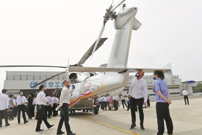 Një helikopter i shërbimeve me stilin e mesëm AC352 shfaqet në ceremoninë e lëshimit të certifikatës në Harbin, provincën Heilongjiang, të martën./CHINA DAILY
