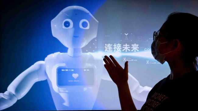 Një punonjës prezanton inteligjencën artificiale të aktivizuar me 5G në Qendrën e Ekspozitës së të Dhënave të Mëdha në Guiyang, të provincës Guizhou, më 3 maj, 2022./Xinhua 