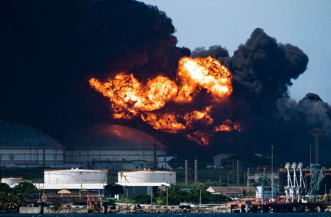 Shpërthimi i një cisterne nafte në Kubë (Foto: VCG)