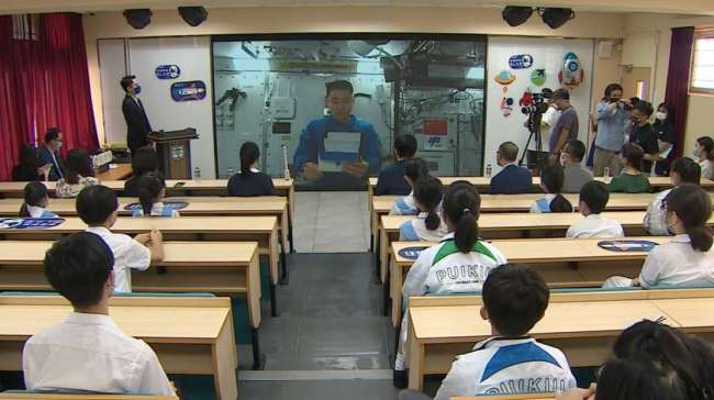 Nxënësit në shkollën e Chen-it ndjekin letrën e astronautit, Chen Dong(Foto:gmw.cn)