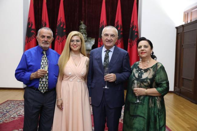 Zina Zdrava me ish Presidentit Ilir Meta dhe familjen e saj gjate dekorimit ne Presidence (Facebook)