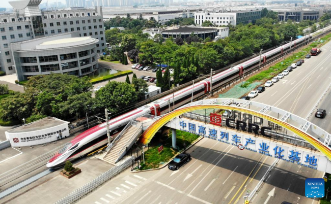 Foto e bërë më 5 gusht 2022, që tregon një tren elektrik udhëtarësh me shpejtësi të lartë, i përshtatur për hekurudhën me shpejtësi të lartë Xhakartë-Bandung, i prodhuar në Qingdao të provincës Shandong të Kinës Lindore. Një numër trenash udhëtarësh dhe një tren inspektimi do të transportohen në Indonezi, duke shënuar përparim të rëndësishëm në ndërtimin e kësaj hekurudhe, një projekt historik në kuadër të nismës "Një brez, një rrugë". (Foto nga Li Ziheng/Xinhua)